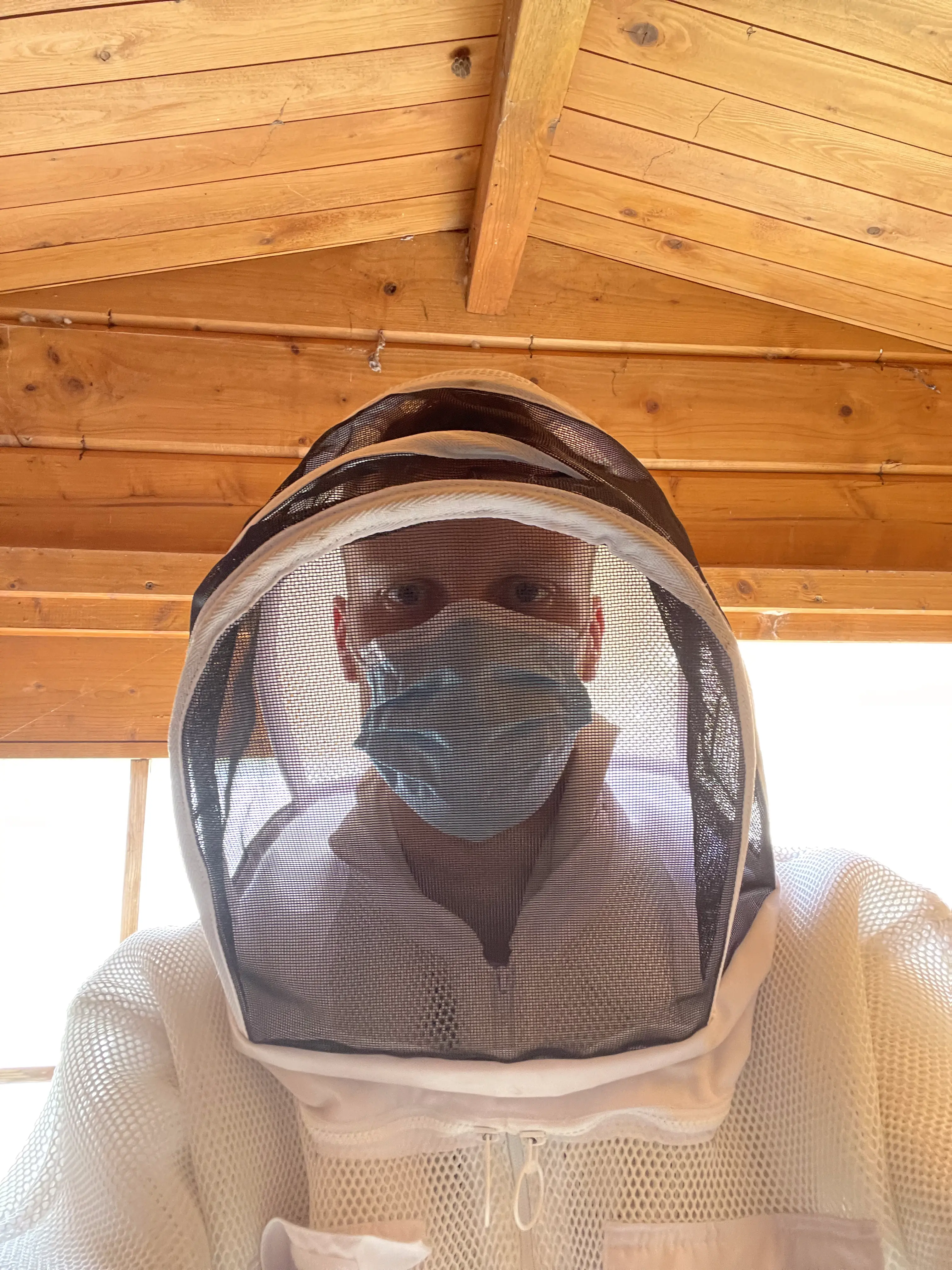 Photo de profil en tenue contre les guêpes et frelons